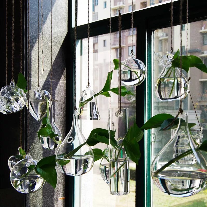 Как повесить стеклянную. Подвесные стеклянные вазы. Подвесные кашпо на окне. Подвесные стеклянные кашпо. Декор на окна цветы висячие.