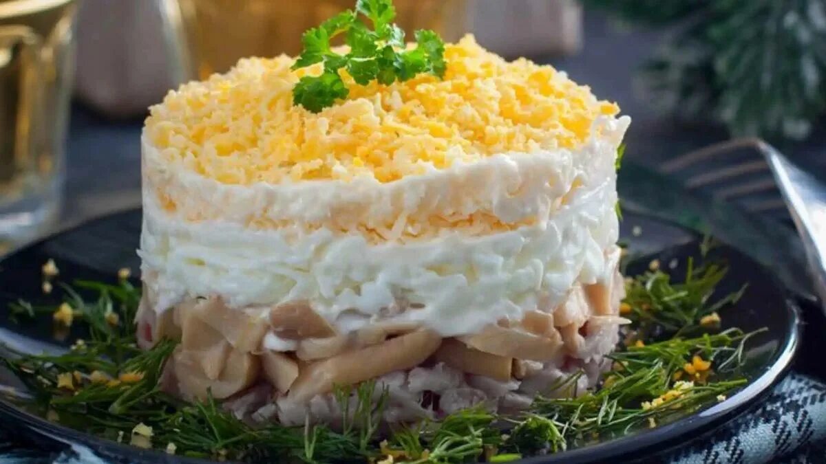 Салат ночь с копченой курицей