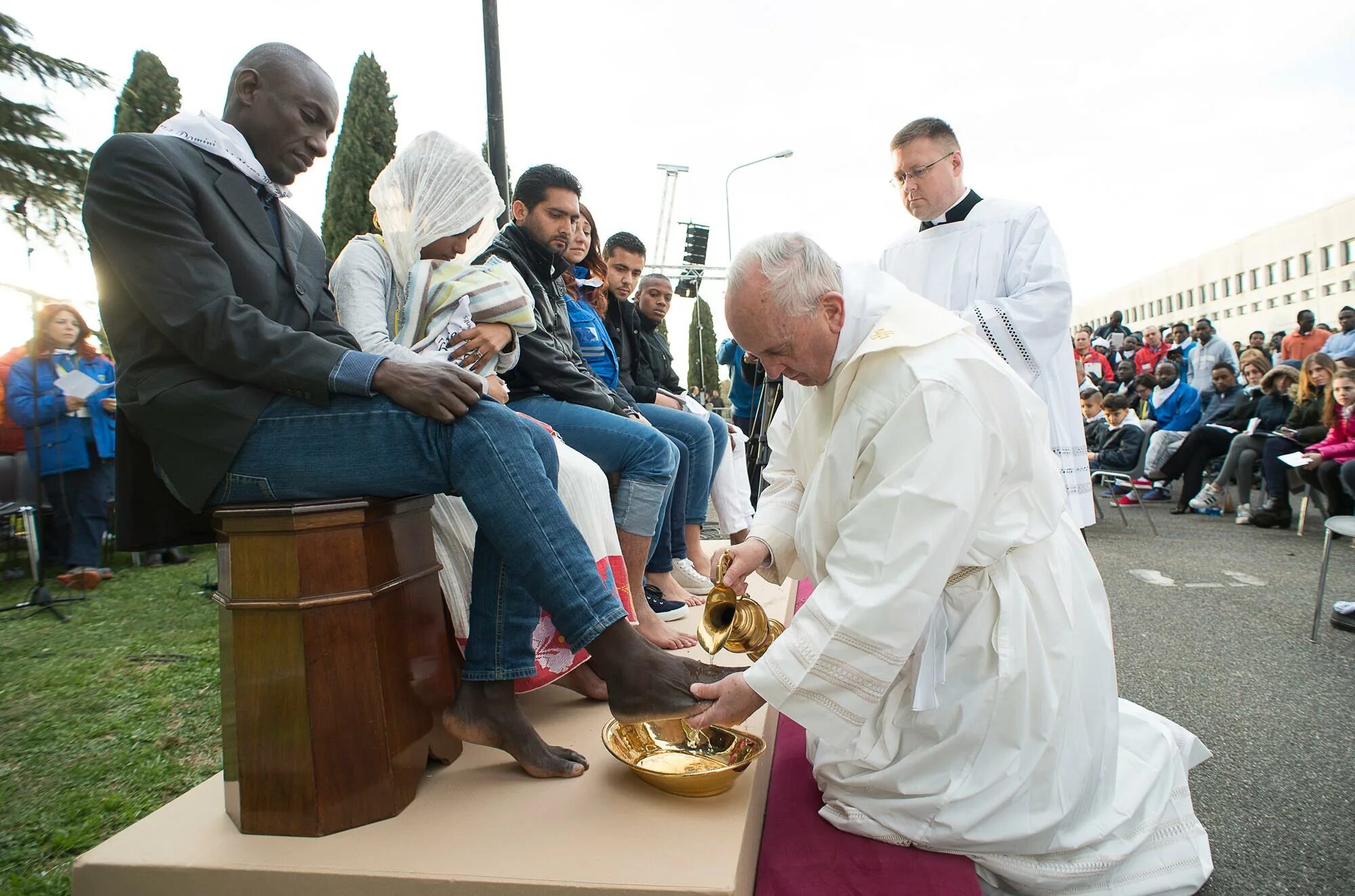 Когда мусульманская пасха. Папа Франциск. Папа Римский Франциск омывает ноги. Папа Римский Франциск целует ноги. Папа Франциск целует ботинки.