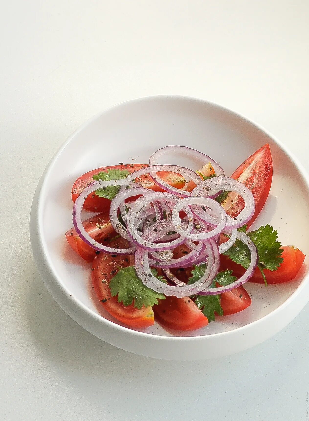 салат помидоры огурцы кинза. салат огурцы помидоры и хачапури. овощной по грузински. огурцы и помидоры с кинзой и чесноком. салат имеретинский.