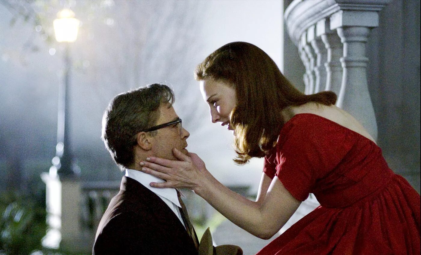 Бенджамин баттон 2008. The curious case of benjamin button. Брэд питт бенджамин баттон. Невероятная история бенджамина баттона. Бенджамин баттон (2008) постер.