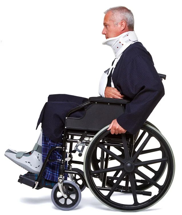 Инвалид после инсульта 1 группа. Человек в инвалидной каляс. Человек в bydfkvlyj qкресле. Инвалидная коляска челевек. Человек на коляске.