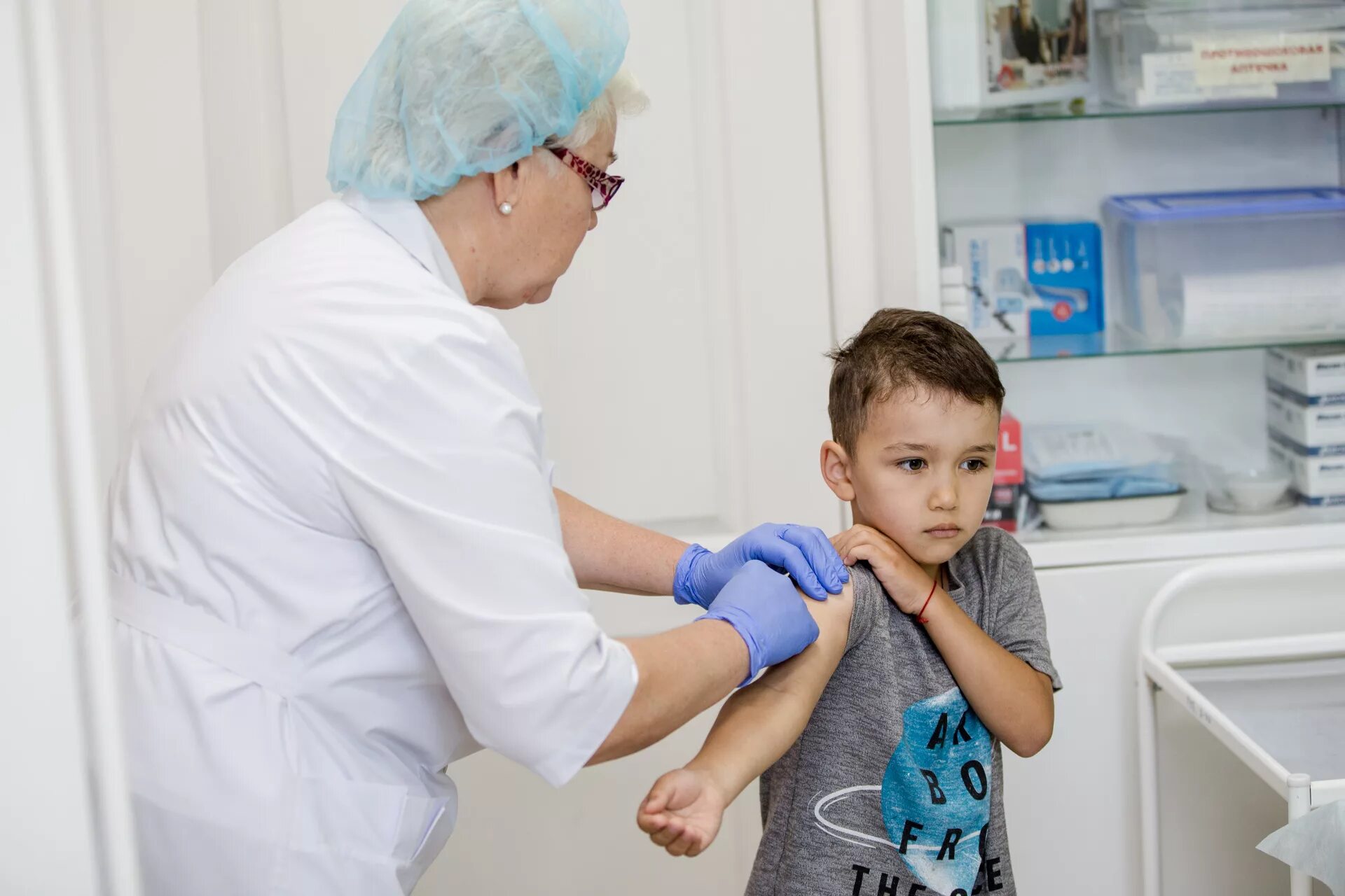 Вакцинация детей. Прививки в детском саду. Медсестра в саду. Прививочная детском саду.