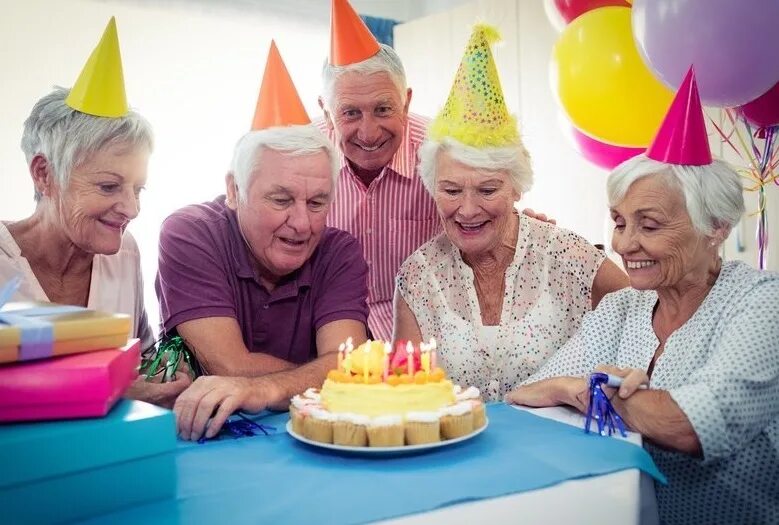 Отметили юбилей бабушки. Бабушка 80 лет. Торт с бабкой. 86 лет бабушке. Бабушки отмечают день рождения.
