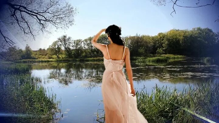 Я иду берегом своего любимого ручья. Девушка у реки. Фотосессия у реки. Я на речке. Девушка поет на берегу.