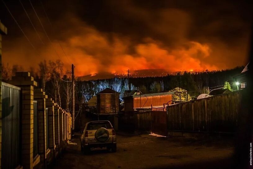 Пожар в чите сегодня. Чит поджоги. Пожар в торговом центре чита. Сгоревший дом. Пожар на баранского в чите.