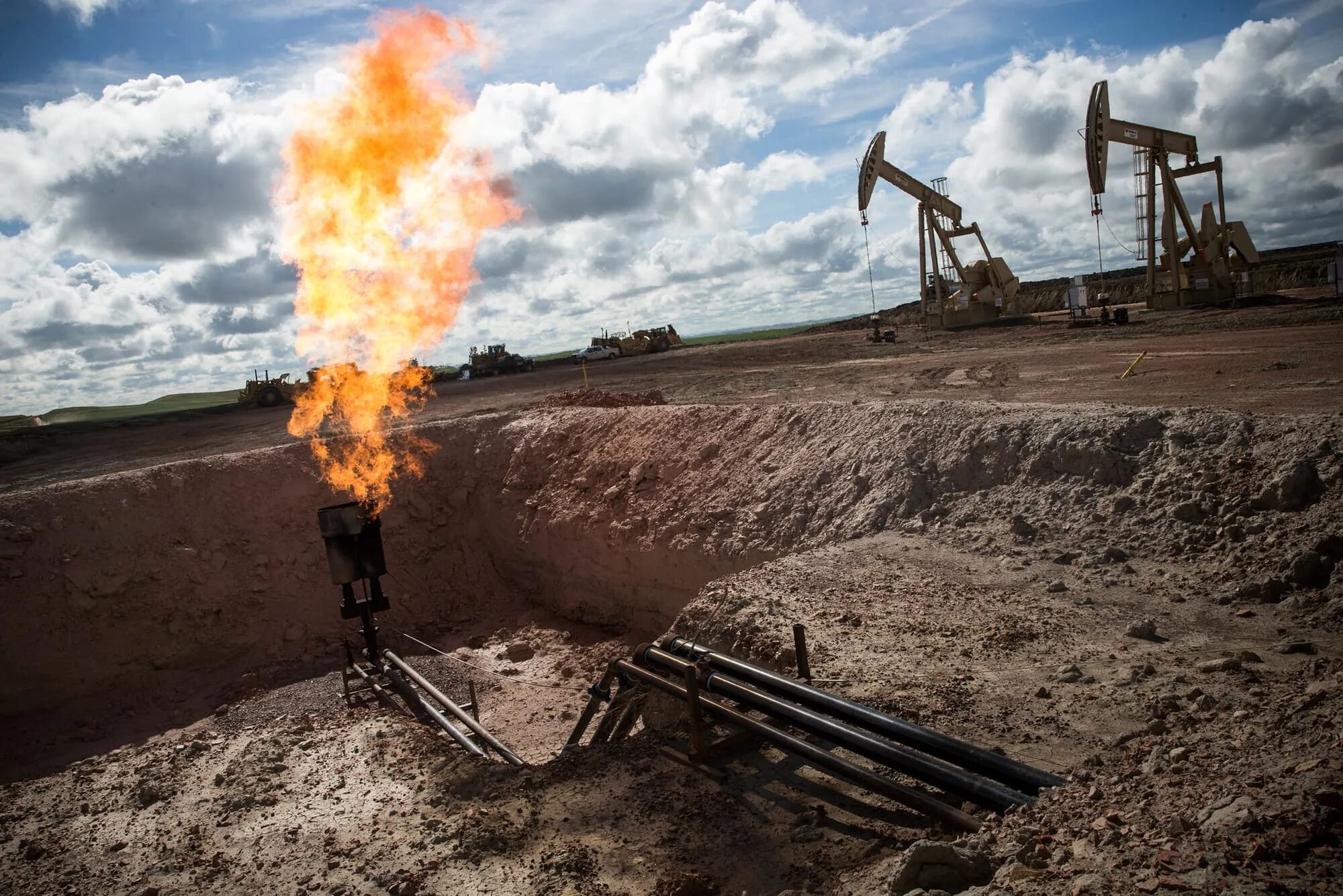 Прс нефтяных скважин. Сероводород фото. Фумаролы камчатки. Нефть и газ. Мутновский вулкан фумаролы.
