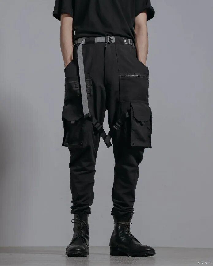 Techwear одежда. Стиль одежды techwear. techwear штаны киберпанк. теквир киберпанк. techwear samurai одежда.