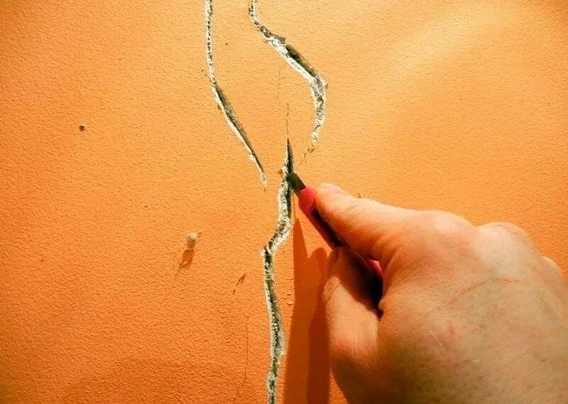 Чем можно замазать трещины. Расшивка трещин. Расшивка трещин в стене. Расшивка трещин в штукатурке. Трещины на штукатурке.