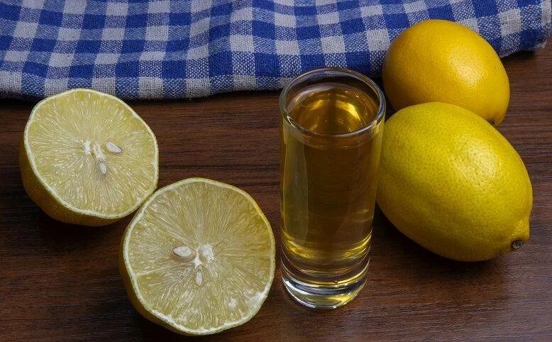 Настойка из лимона. Настойка лимончелло. самогон лимонный. лимонный отвар.