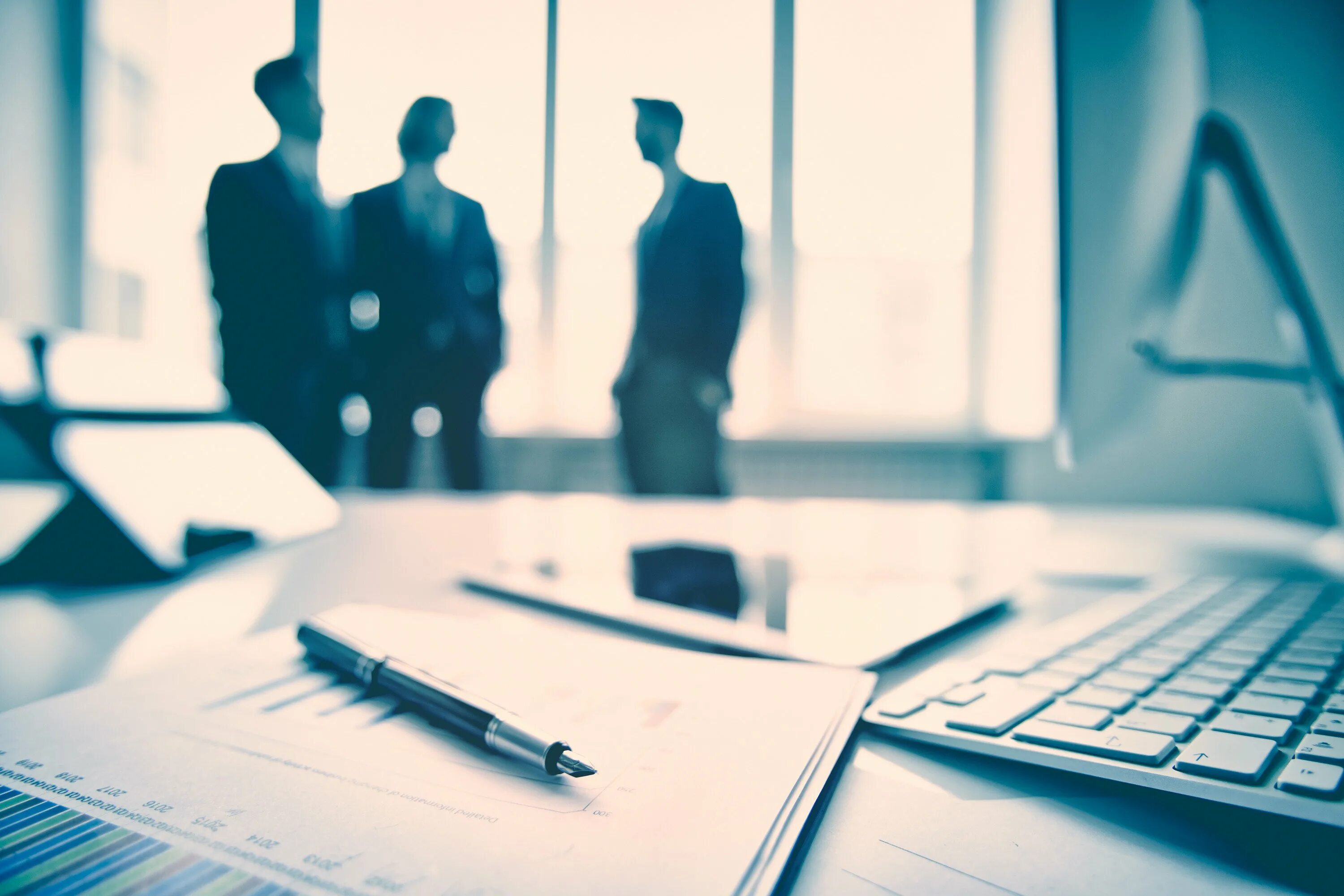 Рабочее место дизайнера вид сверху. Деловой фон. Предметы на столе. Фон для работы. Письменный стол вид сверху.