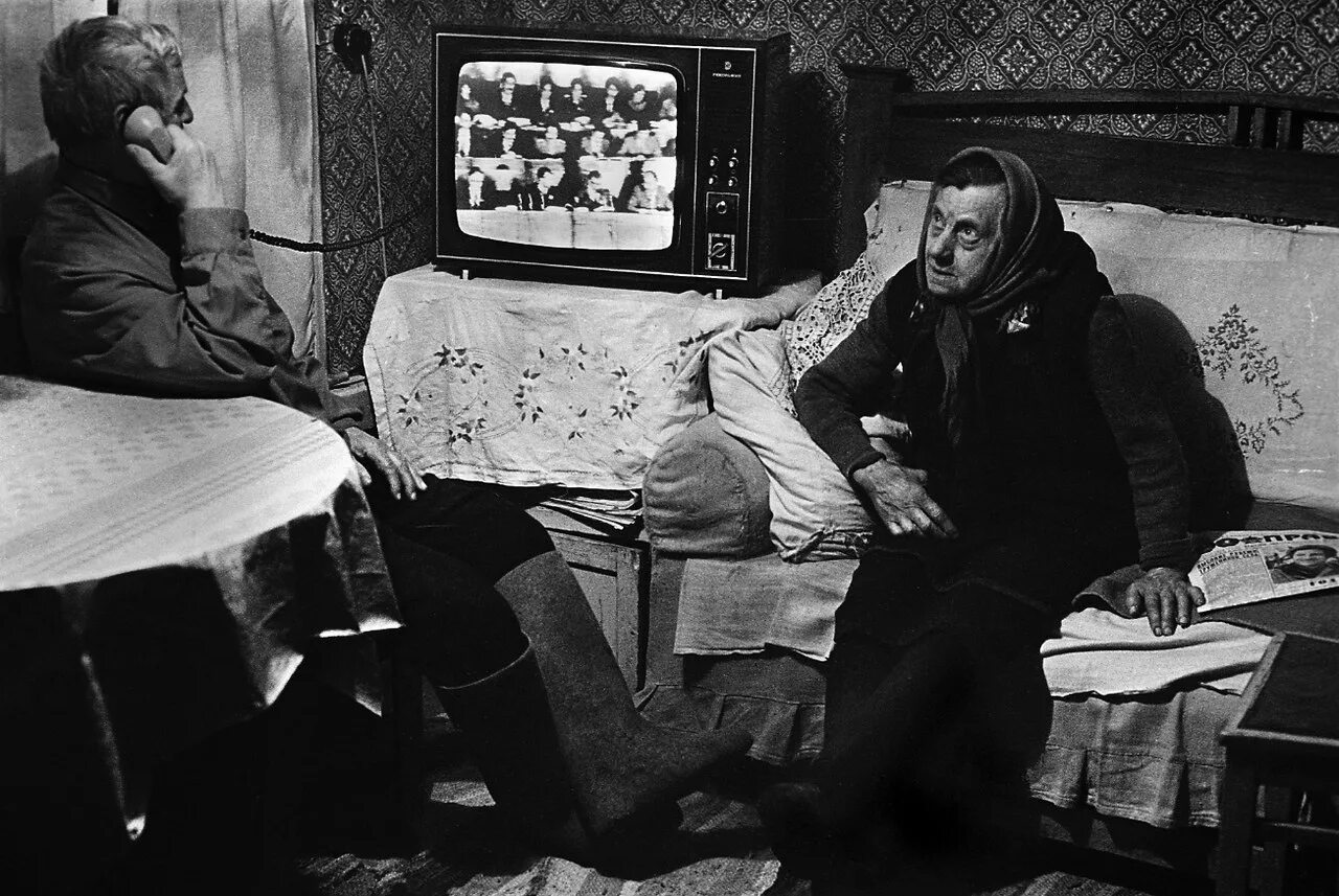 Документальная фотография СССР. Советские люди у телевизора.