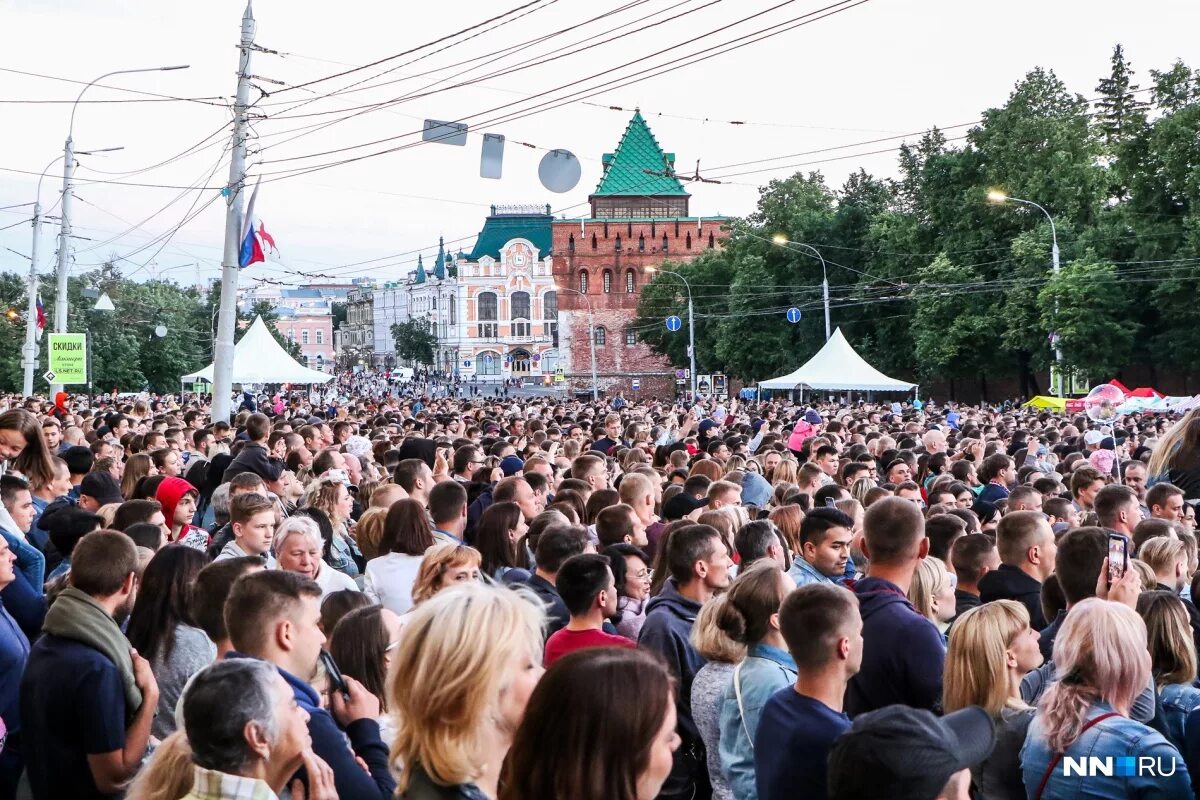 Население нижнего новгорода области. Концерт на площади Минина. День народного единства Нижний Новгород. Площадь Минина и Пожарского Нижний Новгород концерт. Концерт на Минина в Нижнем Новгороде.