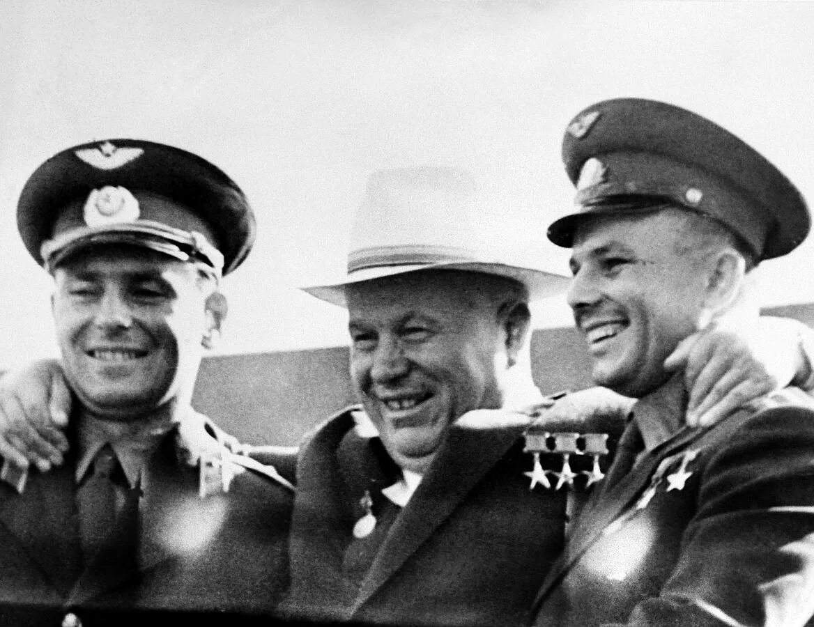 Видео полета первого человека. Гагарин и Хрущев. Брежнев, Гагарин, Сукарно. Полет в космос Хрущев.