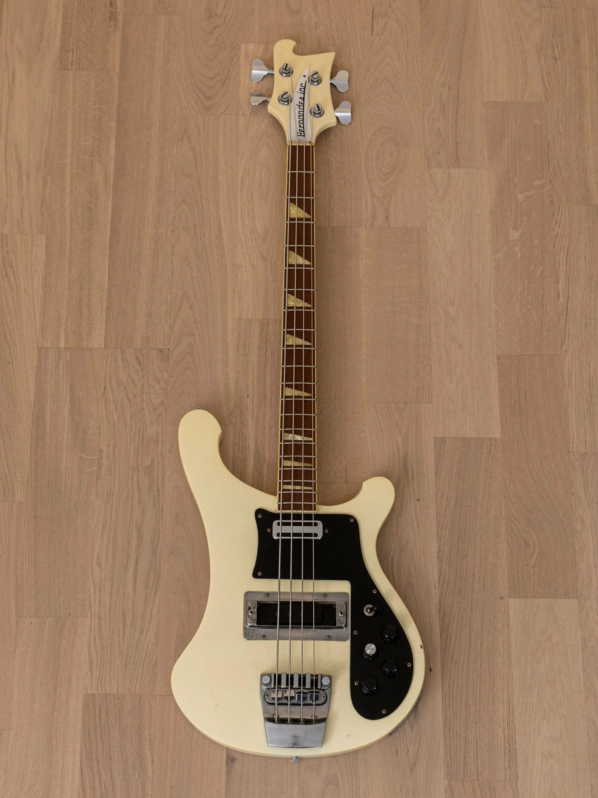 Бас гитара rickenbacker. Бас гитара рикенбекер 4001. rickenbacker bass white. rickenbacker guitar white. bass guitar white.