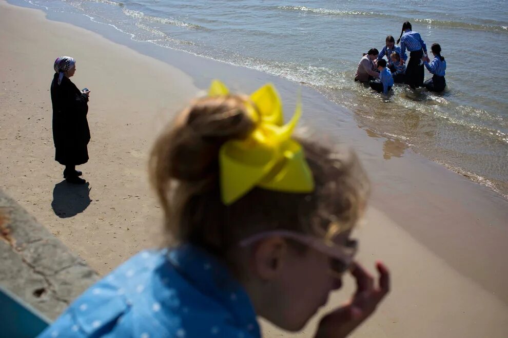 Апрель природа. Подснежники в снегу. Река ячменка. Жизнь апрель. Весенняя одесса.