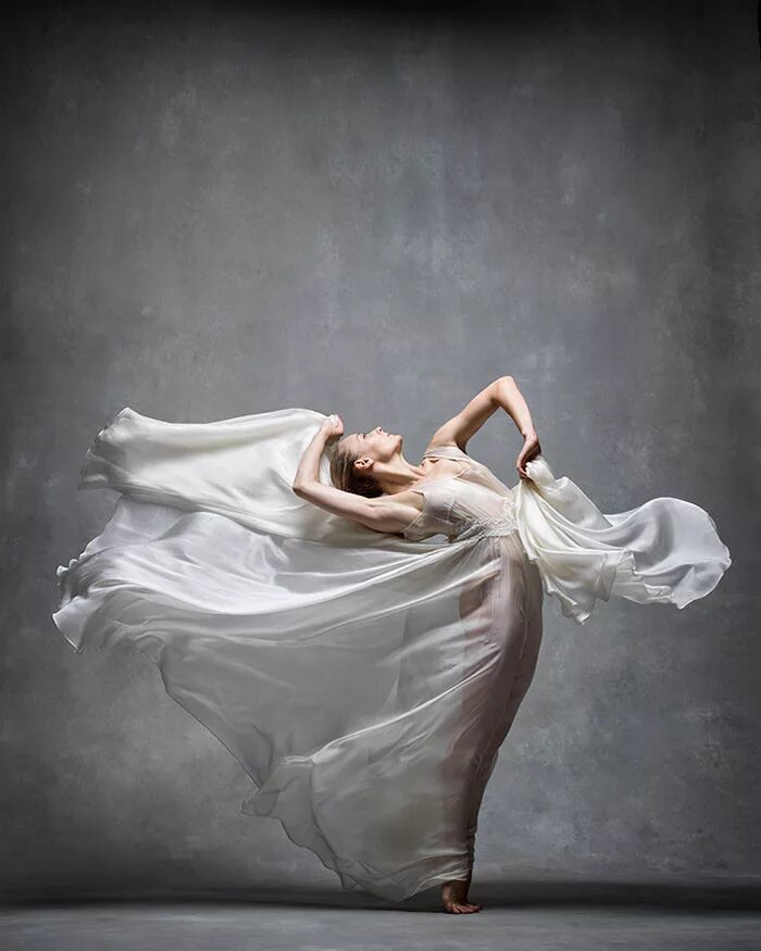 Волшебный мир танца в объективе Кена Бровара и Деборы ори. Фотосессия с тканью. Танцовщица в белом платье. Балерина в белом платье. Танец полетели