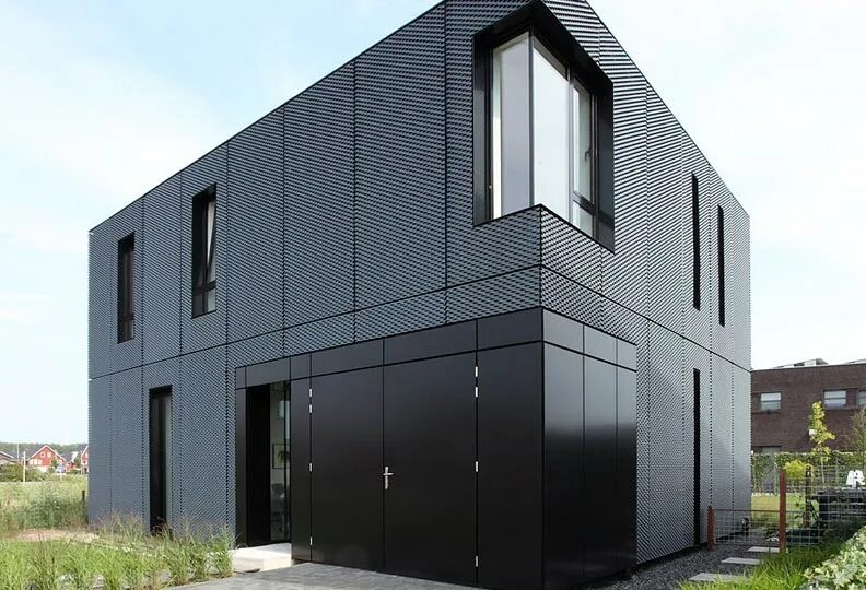 черный фасад здания панели. линеарные панели алюкобонд. металлическая панель черный. металлические фасадные панели черные. стильные здания из сэндвич панелей.