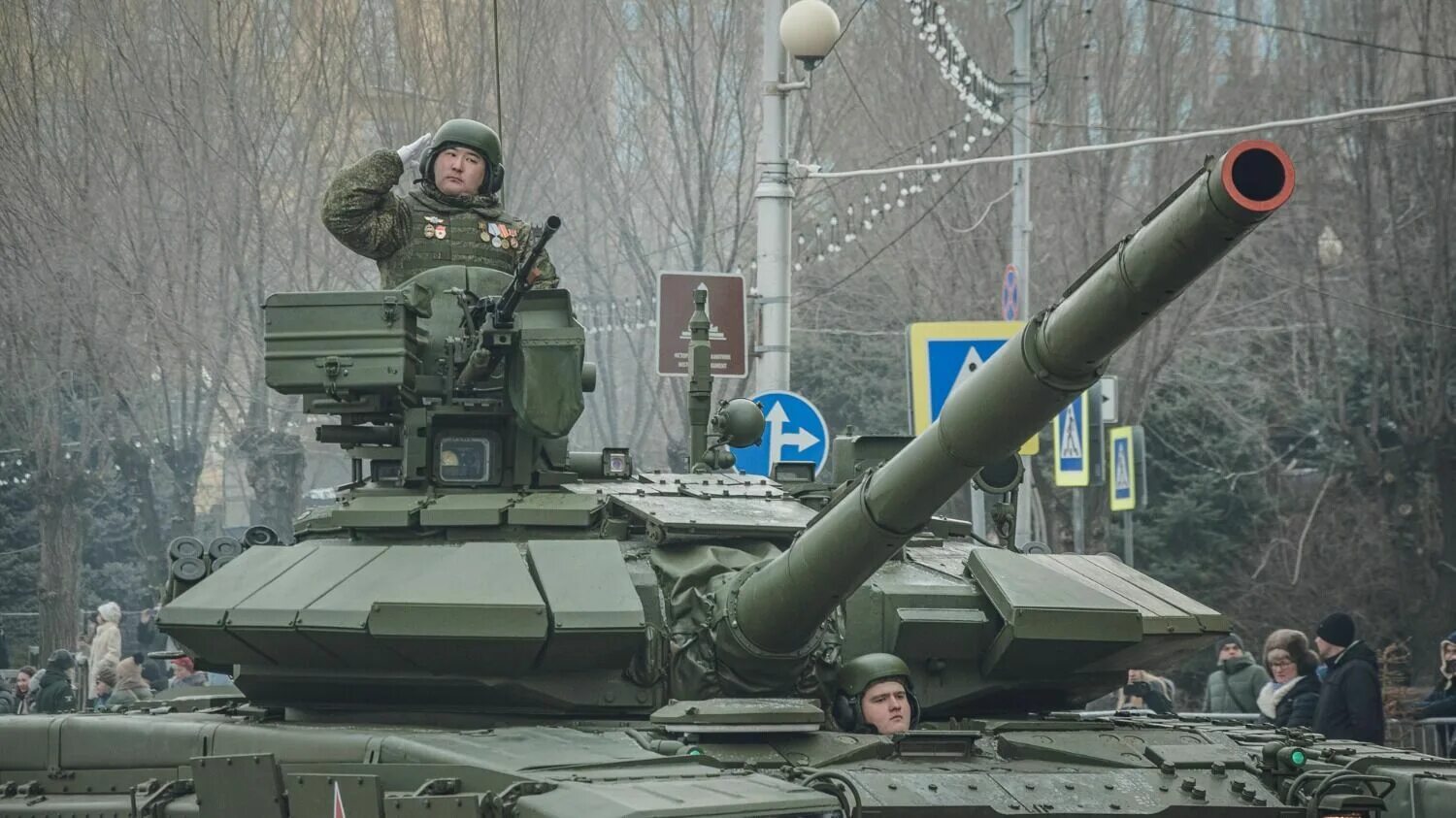 Военные техники. Парад боевой техники. Парад 2 февраля Волгоград. Военная техника "танк".