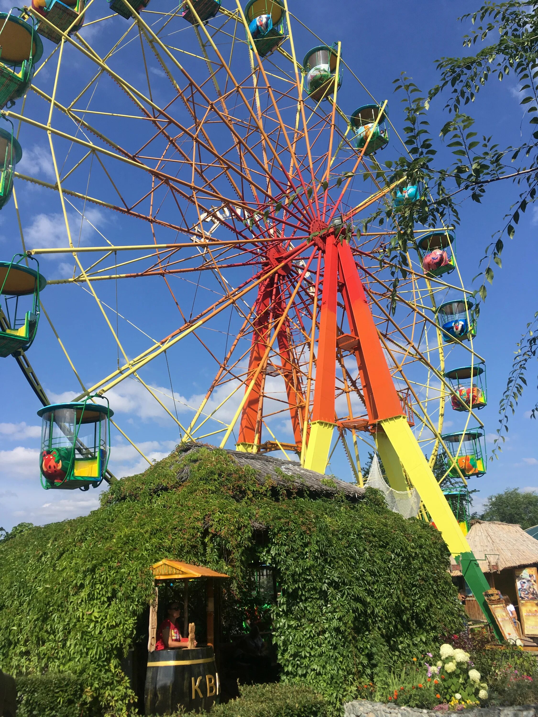 роев ручей красноярск аттракционы. роев ручей красноярск новое колесо обозрения. роев ручей красноярск карусели. парк аттракционов роев ручей красноярск. парк флоры и фауны роев ручей в красноярске.