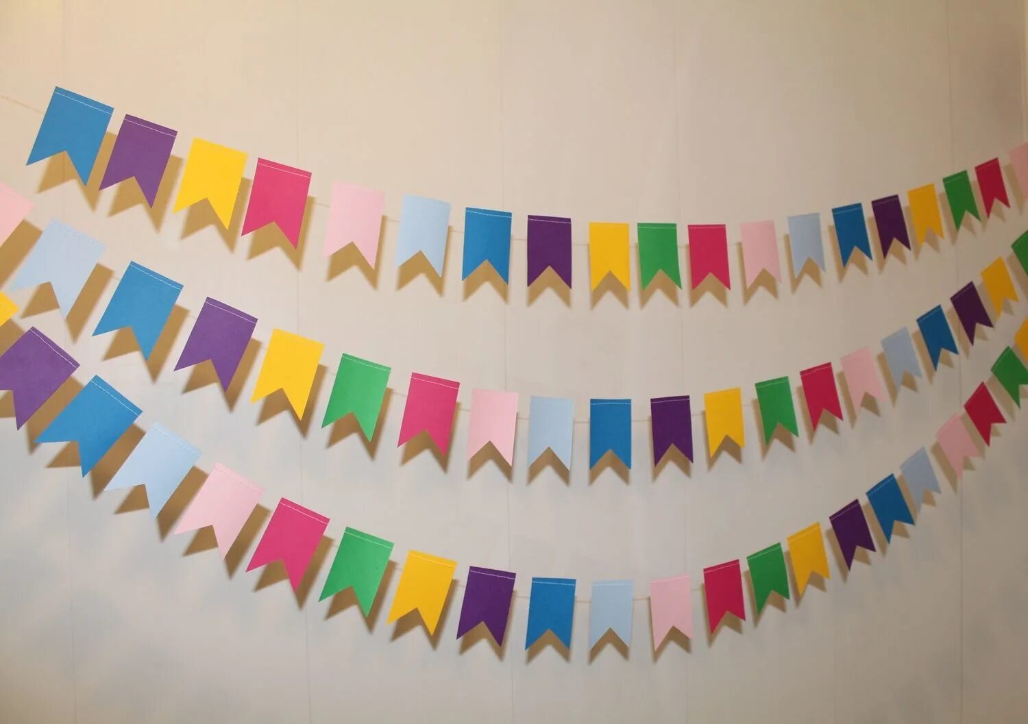 Самодельные флажки для праздников. Разноцветные флажки на веревке. Флажки гирлянда радуга. Создать флажки. Флажковая гирлянда.