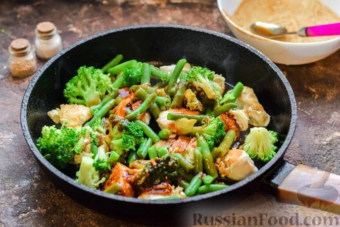 Как вкусно приготовить стручковую фасоль и брокколи. Курица с брокколи и стручковой фасолью. брокколи и стручковая фасоль. овощное рагу с брокколи и стручковой фасолью. брокколи со стручковой фасолью.