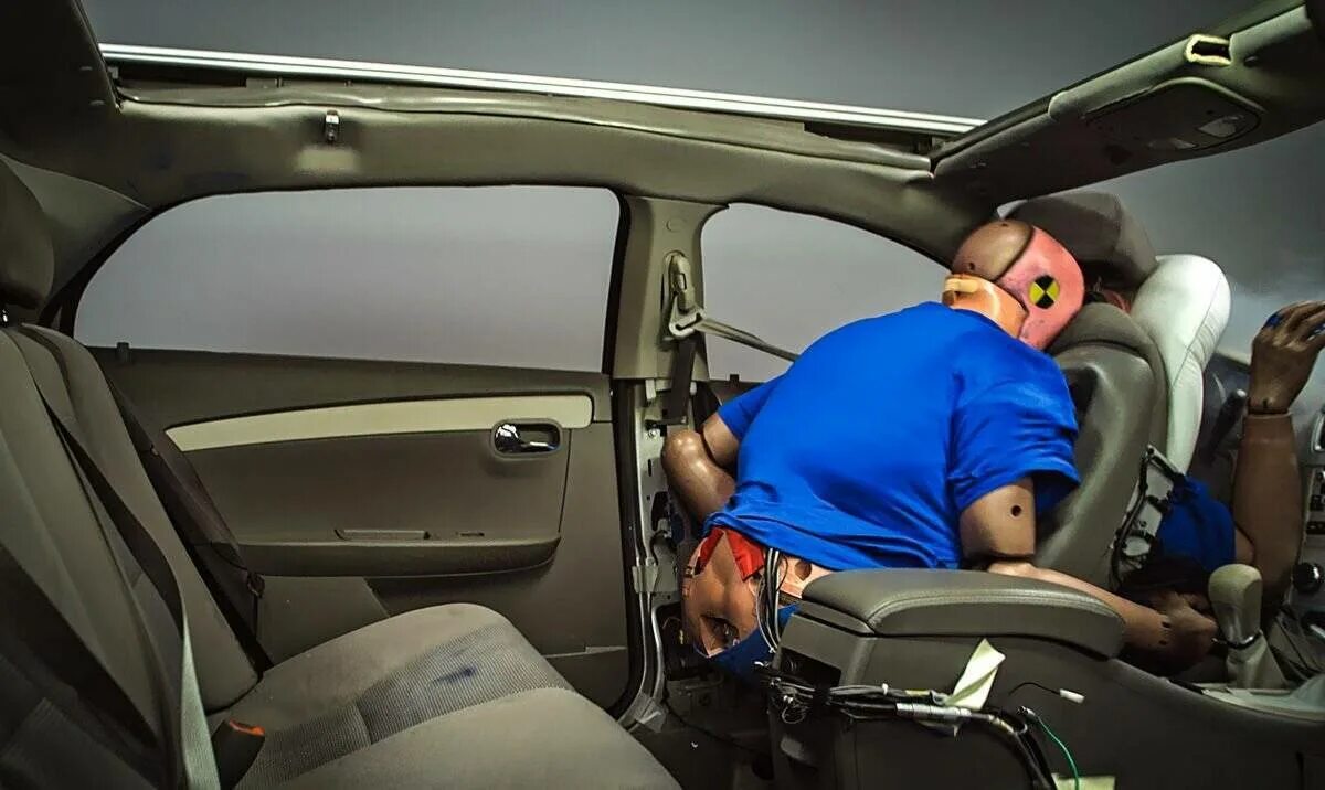 За рулем машины. Позиции в машине. Непристегнутый пассажир на заднем сидении. Позы на заднем сиденье авто. Девушка в салоне автомобиля.