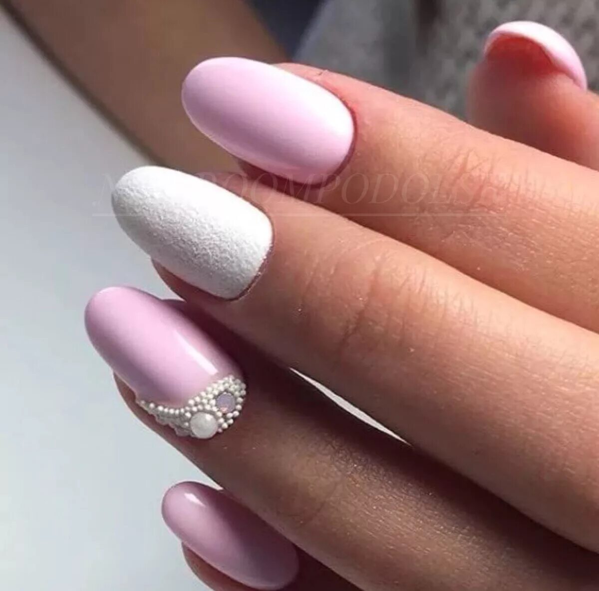 нежный дизайн маникюра белый. маникюр в светлых тонах. маникюр розовый с белым. маникюр светлый миндаль. маникюр спокойный розовый.