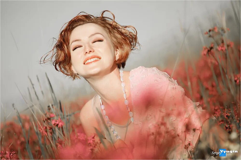 песня какое это счастье жить проснуться. женщина на природе. нежность счастье. песня какое это счастье жить проснуться. стих от уныния.