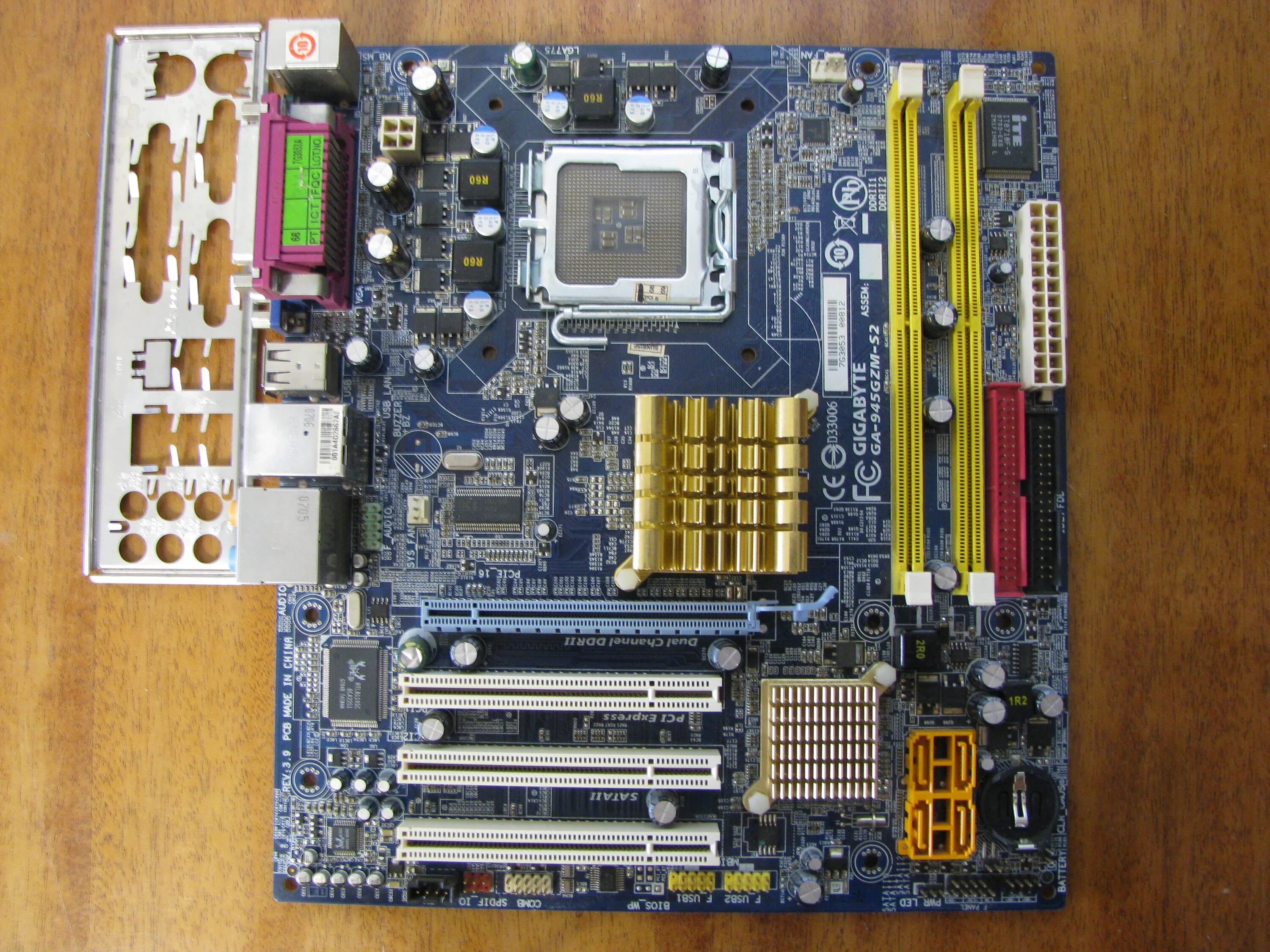 Материнские платы gigabyte socket 1700. Gigabyte ga-945gzm-s2. Материнская плата Gigabyte ga-945gzm-s2. Материнка Gigabyte 945gzm-s2. Мат плата Gigabyte ga 945gzm-s2.