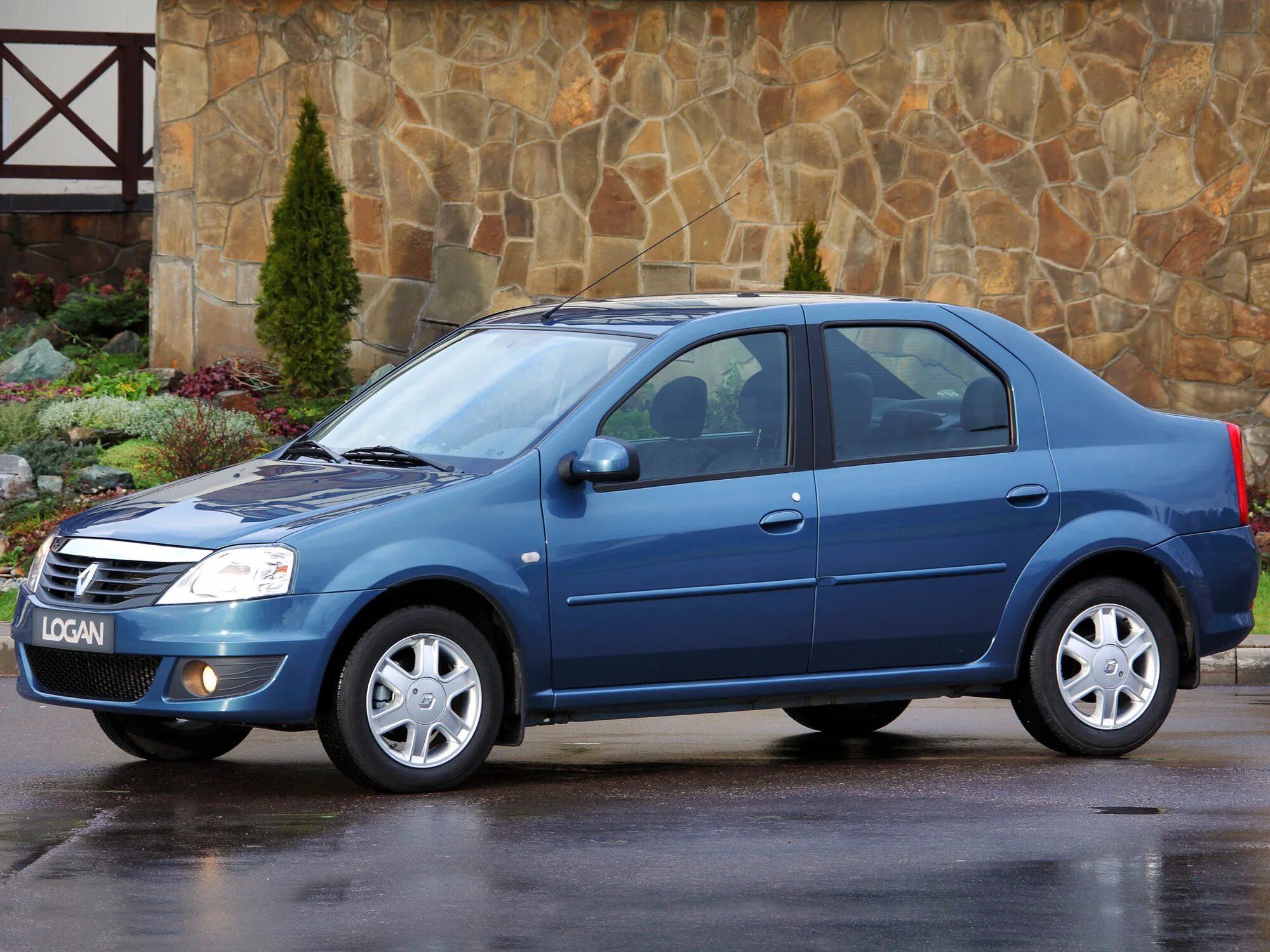 Логан 1.6 сколько сил. Renault logan 2009. renault logan 2013. рено логан 2013. рено логан 2005.