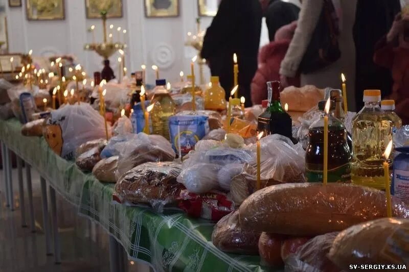 Поминальный стол в церкви. Поминальный столик в церкви. Поминальный стол в храме продукты. Мясопустная родительская суббота. В мясопустную субботу можно есть мясо