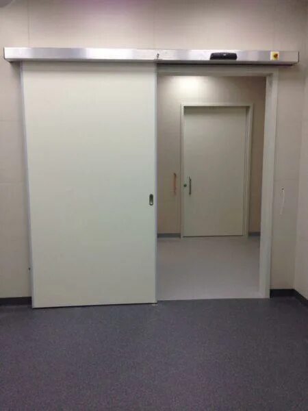Двери медицинские екатеринбург. Раздвижные двери для медицинских учреждений. Раздвижные двери для чистых помещений. Откатные медицинские двери. Откатная дверь в медучреждении.