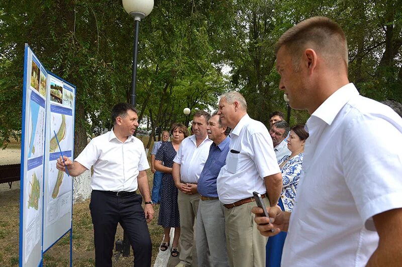 Погода в г семикаракорске. Город Семикаракорск Ростовской области. Семикаракорск население. Семикаракорск городское поселение. Черненко глава Семикаракорского городского поселения.