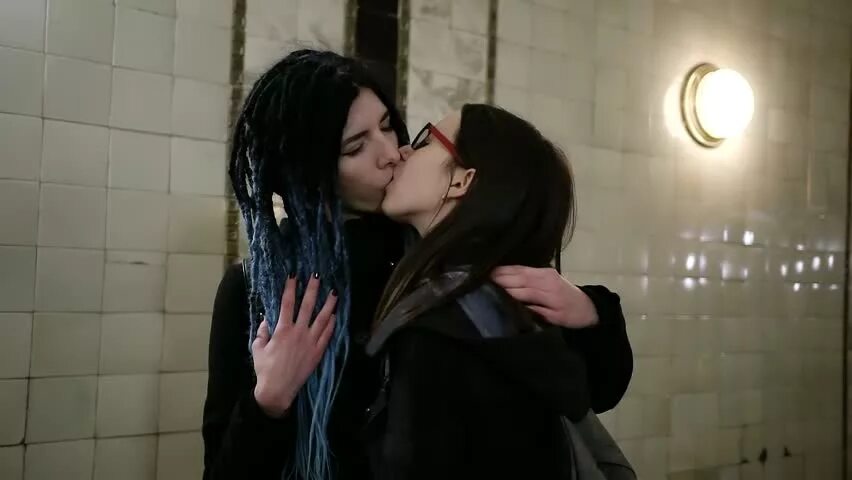 Лесбиянки видео 2024 года. 14 Young European lesbian couple is kissing and hugging in Modern Apartment.