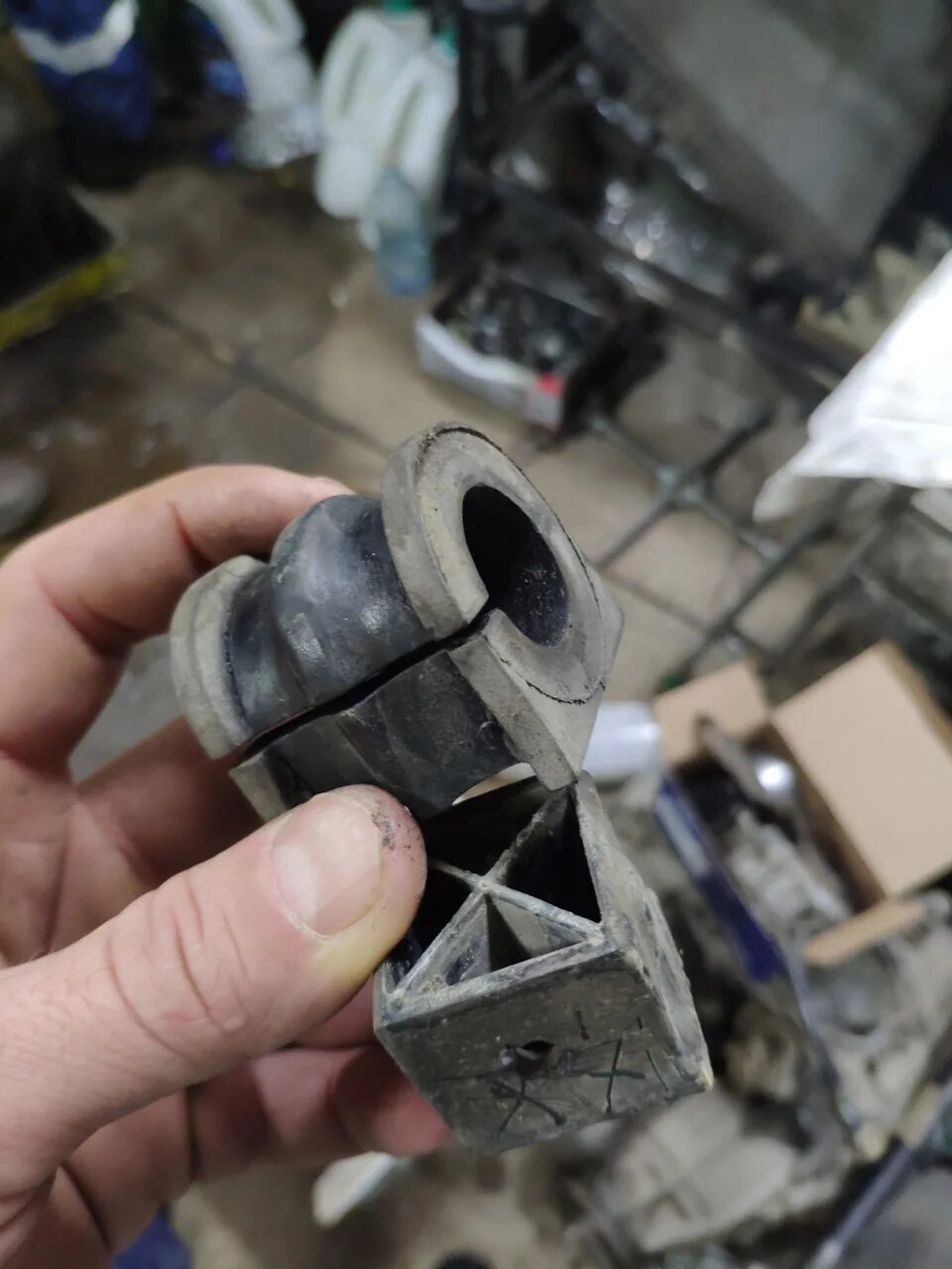 Втулки стабилизатора рено меган 2. Рено аркана втулки переднего стабилизатора. Втулка стабилизатора рено кангу 2. Сайлентблок стабилизатора рено лагуна 2. Втулка стабилизатора renault scenic 2.