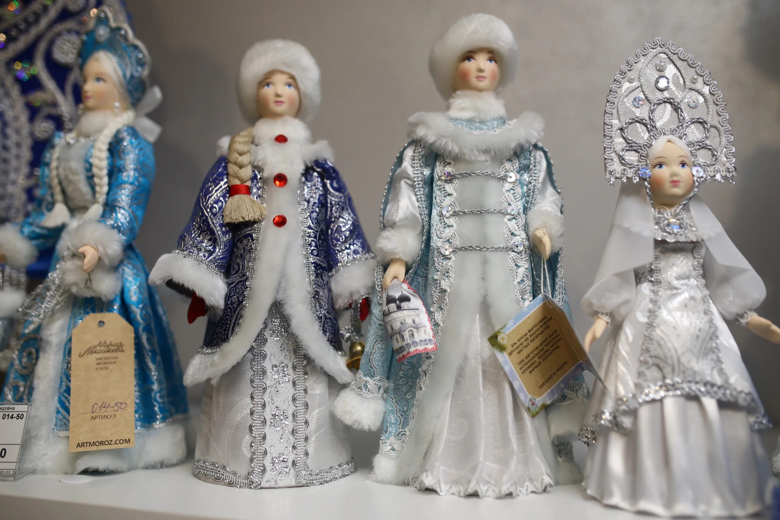 Костюм снегурочка гжель. Снегурочка мода. Костюм снегурочки санты. Наряд снегурочки. Снегурочка мода.