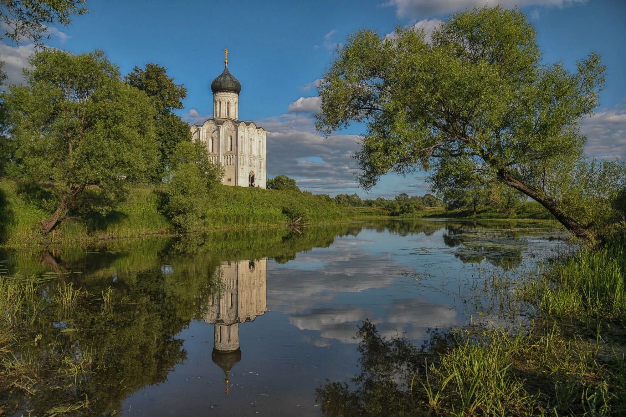 Храм покрова на нерли весной. Храм покрова богородицы на реке нерль. Церковь покрова на нерли осень. Храм покрова на нерли. Картинки покров на нерли.