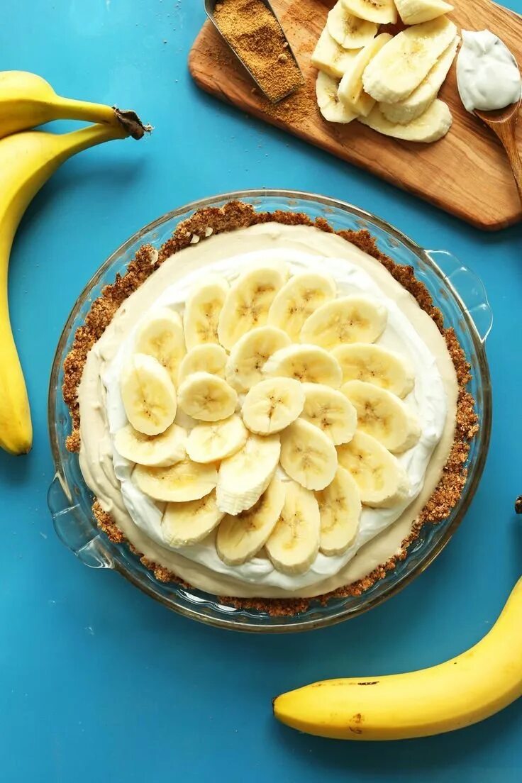 Блюда из банана. Украшение торта бананом. Красивые блюда из бананов. Вкусняшки с бананом. Из банана можно приготовить вкуснейшее