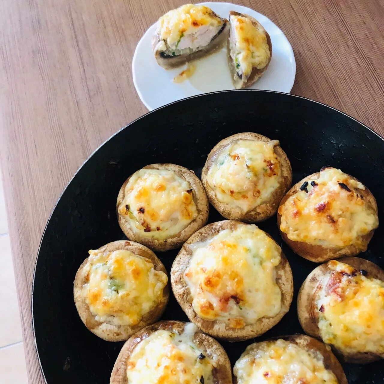 Грудка с грибами и сыром в духовке. Шампиньоны фаршированные курицей и сыром. Грибы фаршированные куриной грудкой в духовке. Грибы фаршированные куриной грудкой в духовке. Грибы фаршированные куриной грудкой в духовке.