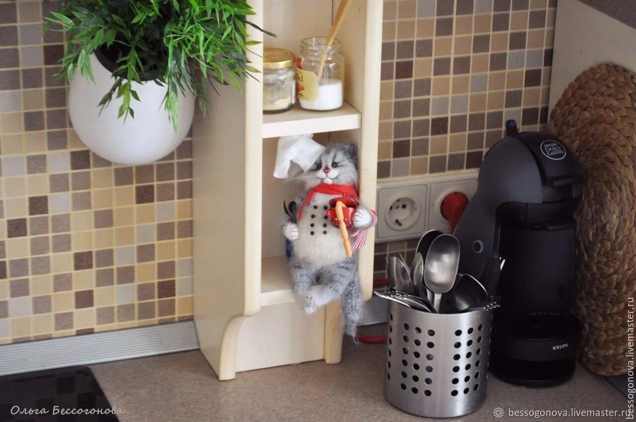 Cats kitchen. Кот на кухне. Кот в интерьере кухни. Место для кота на кухне. Уютные коты на кухне.