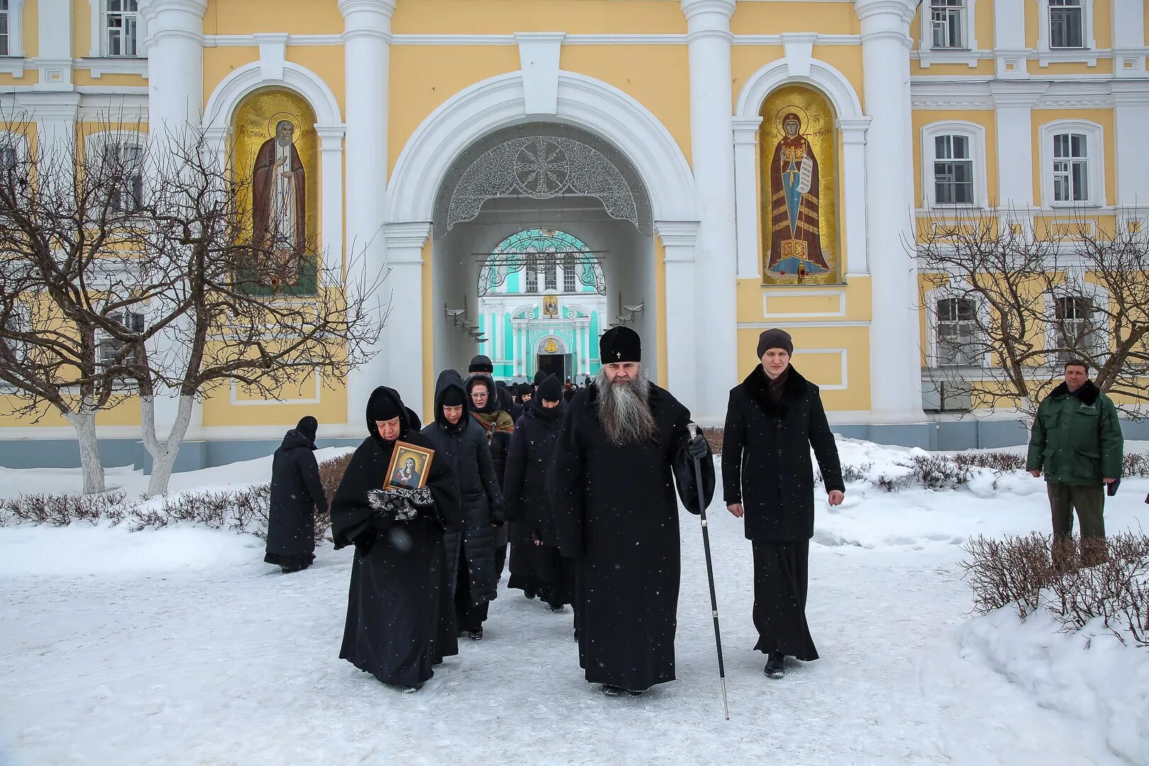 Утренняя служба монастыре. Храм всех святых Нижний Новгород Сормовский район. Храм Копосово Сормовский район. Святая канавка монастыри Нижегородской епархии. Квартал трех святителей в Нижнем Новгороде.