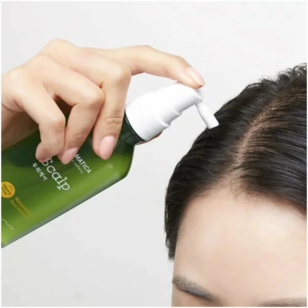 Спрей для укрепления волос. Aromatica Rosemary root Enhancer. Aromatica тонер для кожи головы. Нанесение спрея на волосы.