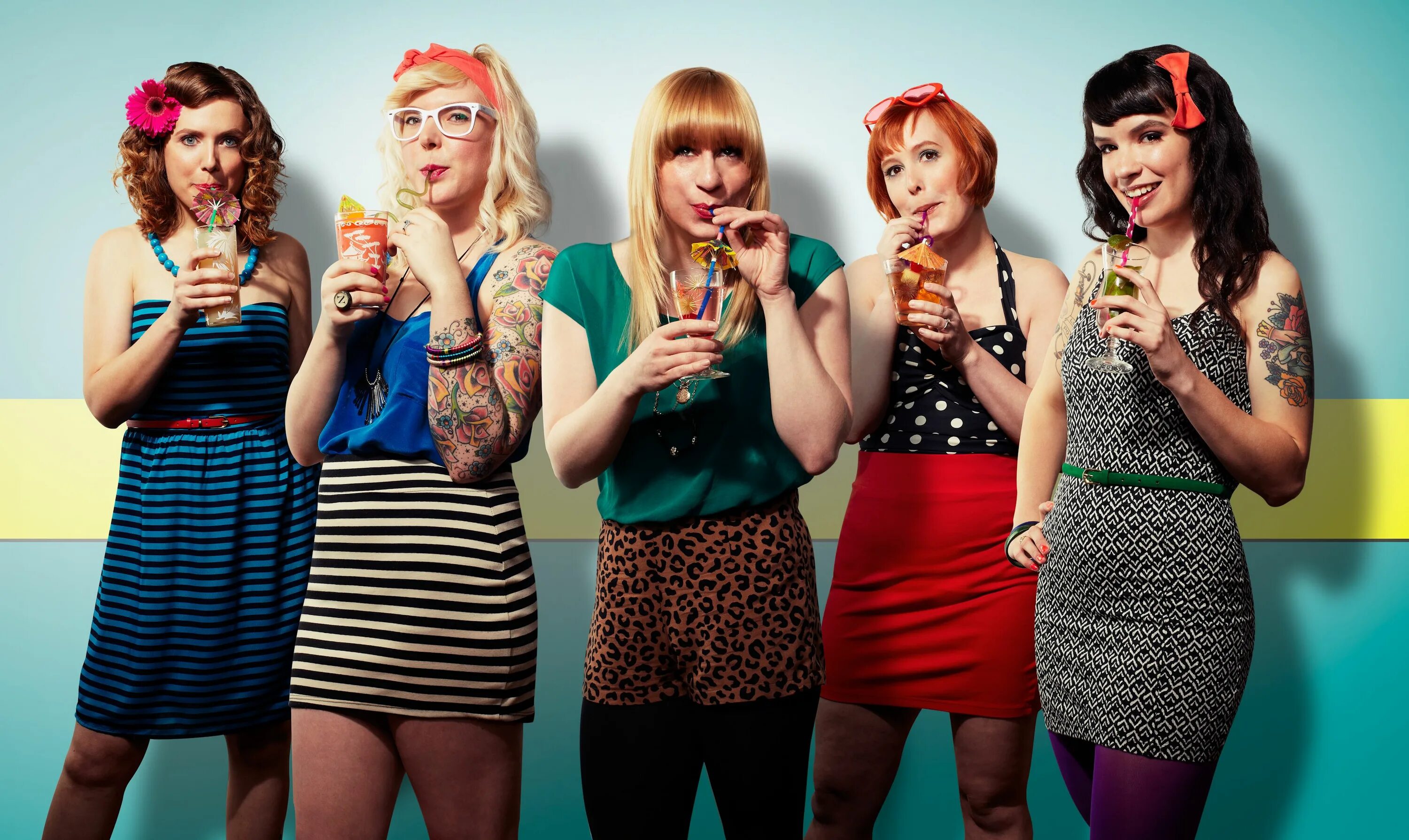 Две девушки на море. Красивые фото девушек на море. Девушка на пляже на лежаке. Summer girlfriend. Подруги в купальниках.