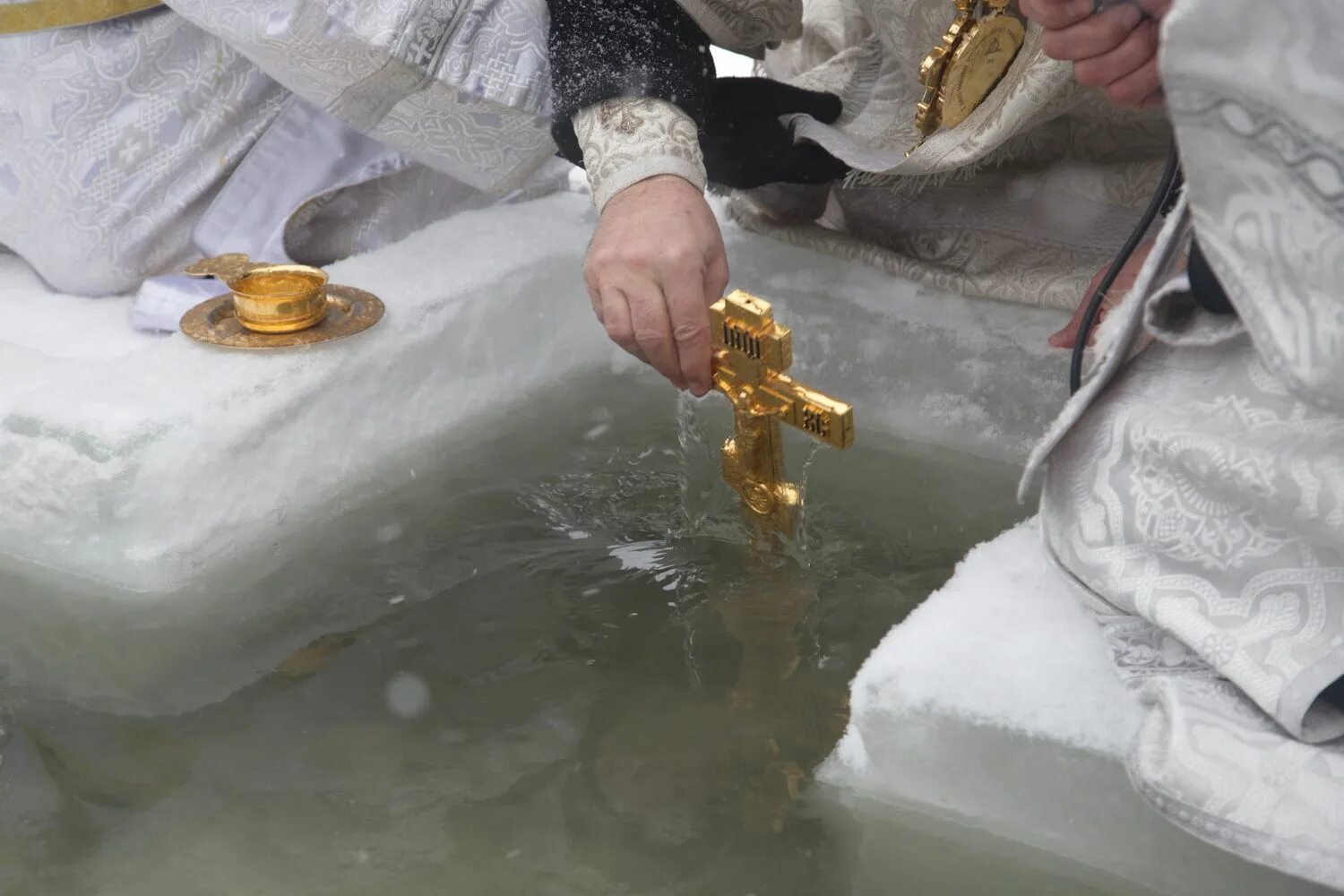 Купель на крещение. Освящение воды на крещение. Освящение воды в храме на крещение. Крещение Господне сещение воды. 19 января 00 00