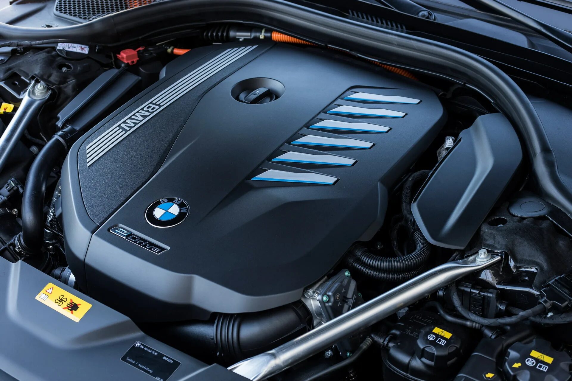Q5 под капотом. Bmw 745 le xdrive. моторный отсек bmw x6. bmw z4 2025 под капотом. bmw 120 2009 под капотом.