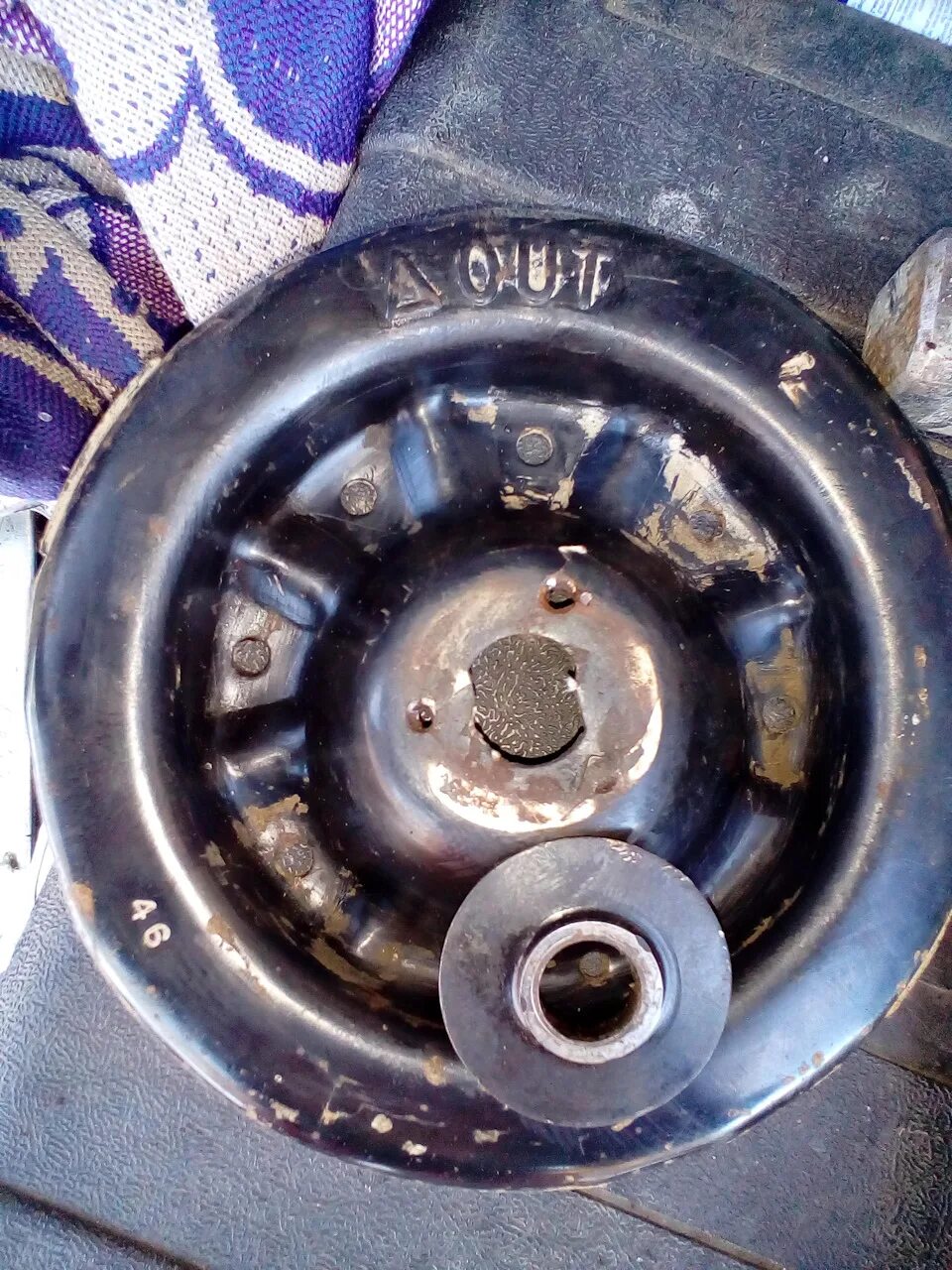 Стук стойки рено логан. Стучит чашка. Peugeot 301 стакан стойки. Стучит чашка. Стучит чашка.