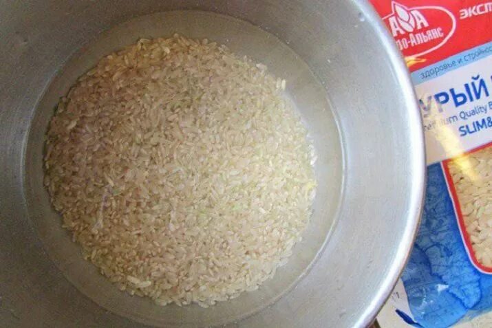 Замачивание риса в воде. Бурый рис для варки. Бурый рис долго варится. Бурый рис с отрубевой оболочкой. Бурый рис приготовленный.