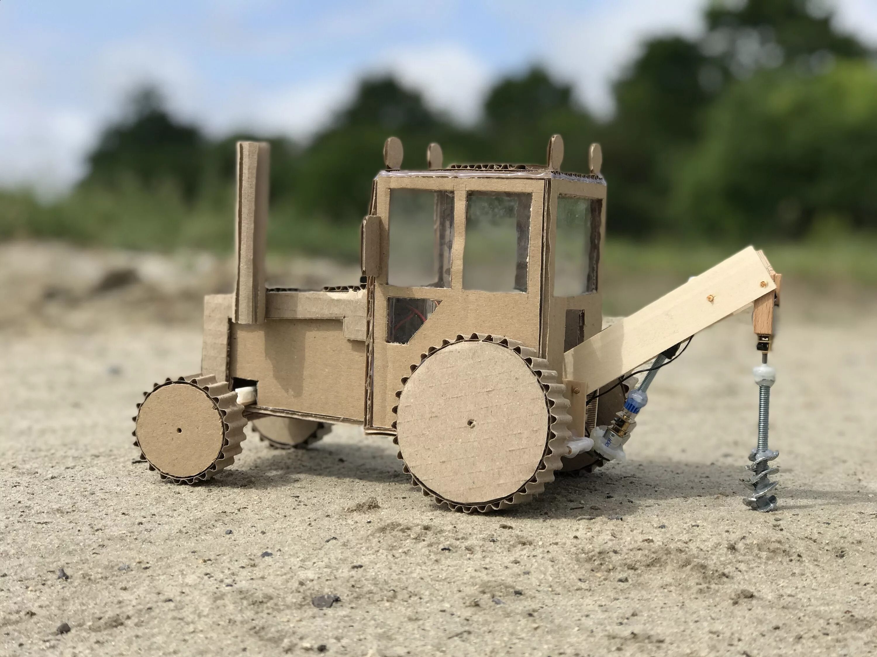 Бумажная модель трактора мтз 80. Трактор из гофрокартона. Трактор паперкрафт. Трактор из картона. Модель трактора из картона.