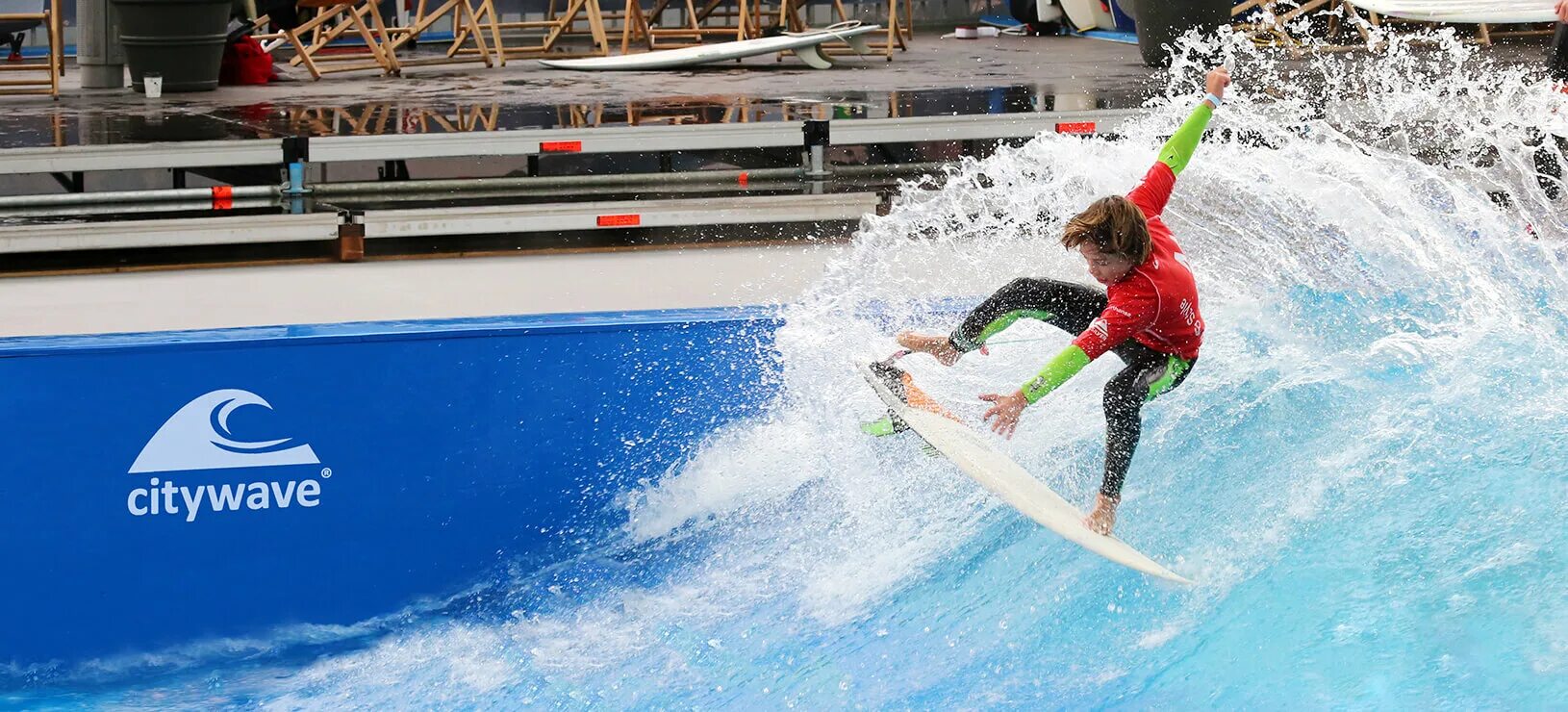 Искусственная волна москва цена. Искусственная волна для серфинга. Серфинг Лужники. Серфинг в Москве. Серфинг в аквапарке.